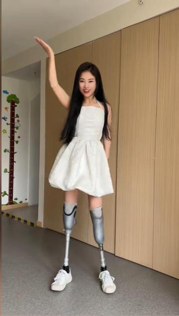 最好的愛情不是兩個完美的人相遇了，而是兩個不完美的人愿意彼此相擁。