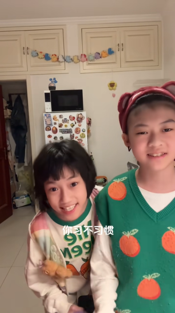 姐撫琴絲妹展喉 笑態亦有好聲音