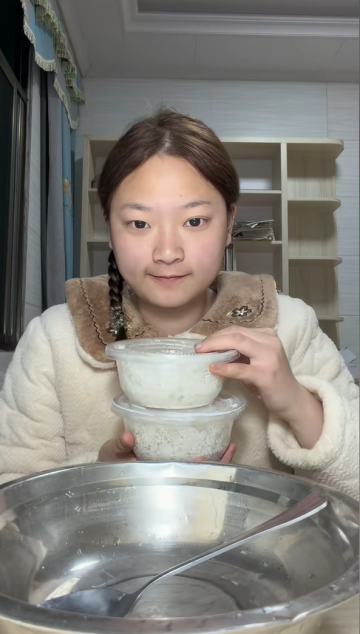 一口米飯一口菜，湖南 00 后女博主的煙火氣吃飯日常