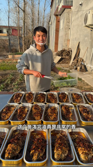 90 后小夫妻返鄉創業，蒜爆魚香飄鄉村集市，十分鐘售罄藏著煙火里的奮斗