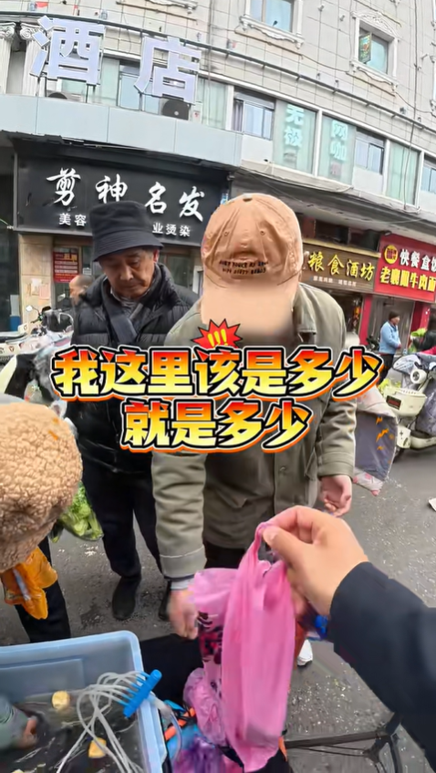 寧愿扔了也不賤賣！擺攤賣鱸魚，我守住的不只是價格，更是良心