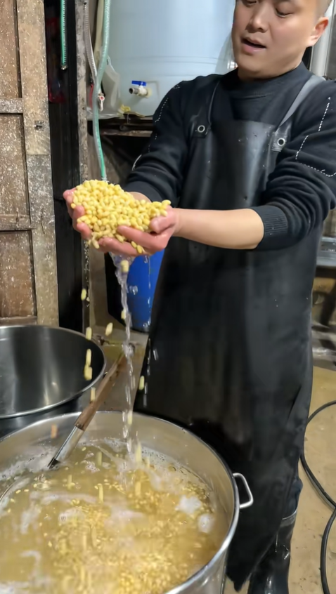 別再吃合成豆腐了！一把黃豆，四小時匠心，還原三十年前的純手工鹵水豆腐