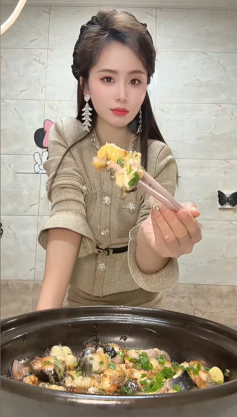 忘了她，我做飯給你吃 —— 川渝風味砂鍋鰻魚，一口暖到心底