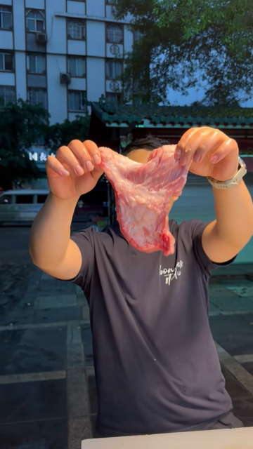 一頭豬僅六兩的極品嫩肉 —— 黃金六兩，藏在豬頸的舌尖珍饈