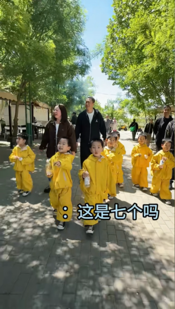 七個葫蘆娃的鄉村奇遇記：喂雞撿蛋趕鴨，泥土里藏著最真的童年