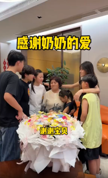 六寶貝暖心送花｜小小身影滿是孝心，愿奶奶歲歲安康