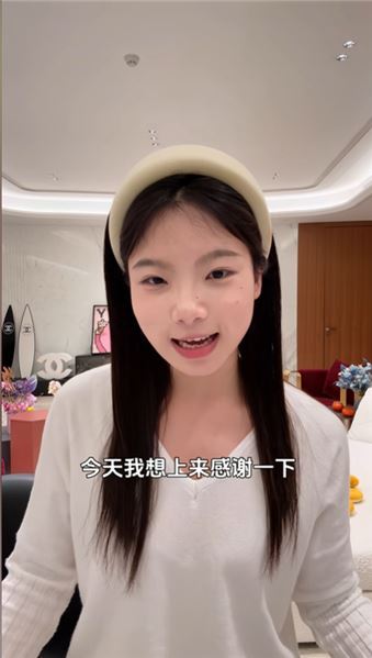 從小到大，都沒人把我的話放在心上，感謝楊楊姐不僅給予我這么好的一份工作，還把我當親妹妹一樣實現飛天神女夢