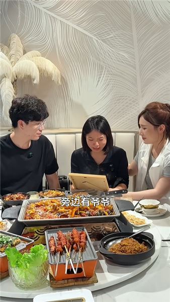 AI 合成一張照片，卻補不全藏在心底的思念
爺爺，龍宮風光我替您看完了，愿您化作山川，歲歲無憂
