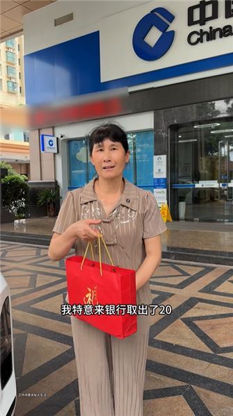 失散多年的女兒回家，我拿出二十萬答謝養母，兒子的態度讓我心寒又吃驚