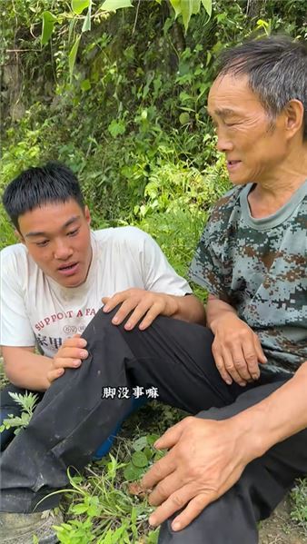 幺爸上山放羊不小心摔了一跤，膝蓋磕出大片淤青，我看著心疼，勸他把羊群賣掉，往后安穩養老，不用再頂著風雨上山放羊