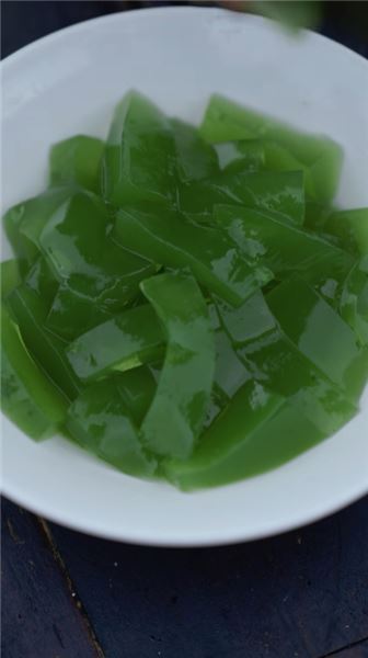 不用黃豆就能做出來的豆腐你吃過嗎，在我們貴州小時候家里都會打這種聞起就香的葉子來做豆腐，像我這樣做出來的豆腐晶瑩剔透的吃起特別的香！