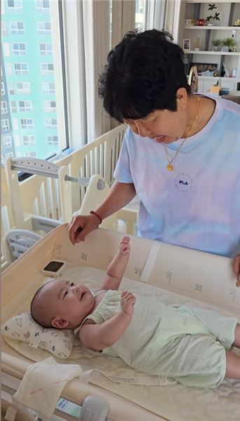血脈相連，一見傾心：時隔百天祖孫重逢，讀懂刻在骨子里的血緣羈絆