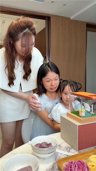 婆婆和暖暖給佳怡準備了禮物，佳怡給暖暖做了暖暖愛吃的果蔬饅頭。愛從來不是單向的，是一家人互相惦記，用自己的方式愛著彼此