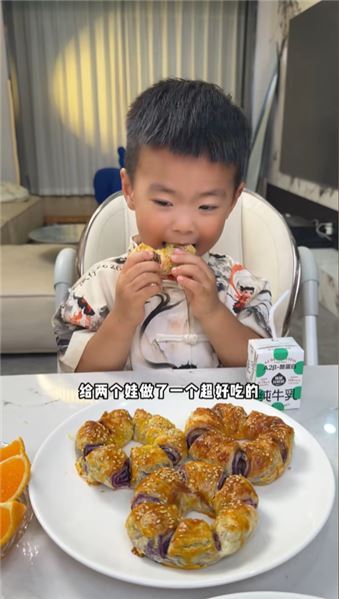 娃最愛的紫薯甜甜圈 兩個娃吵著要吃甜甜圈，外面的糖太多了，婆婆今天用一個紫薯給兩個娃做了一單盤紫薯甜甜圈，做起來超簡單，還特別好吃。