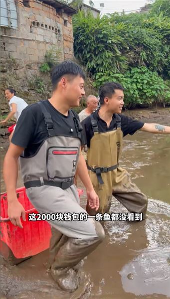 兩千塊包下廢棄老甲魚塘，八十五歲奶奶下水抓魚，最后甲魚一出直接逆轉盈虧