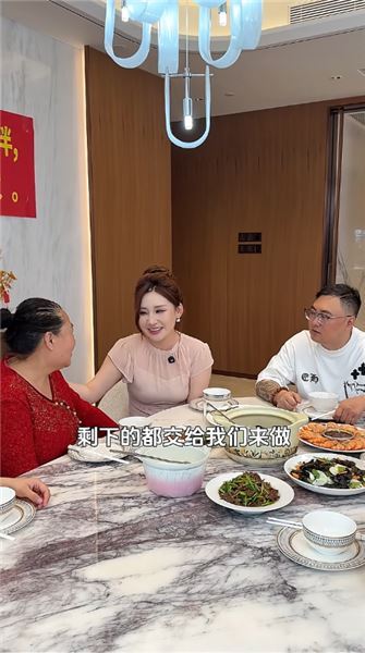 今天婆婆出院，佳怡和小海把家里布置得滿是心意，我不圖什么大富大貴，只盼她身體硬朗，吃嘛嘛香，楊楊在這里也祝愿天下的父母身體健康