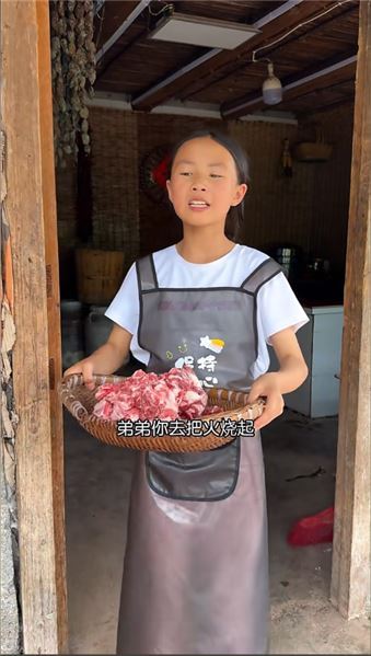 琪琪媽媽生七寶住院，琪琪在家里給媽媽燒天麻燉排骨。時間過得真快一混就馬上滿月了。