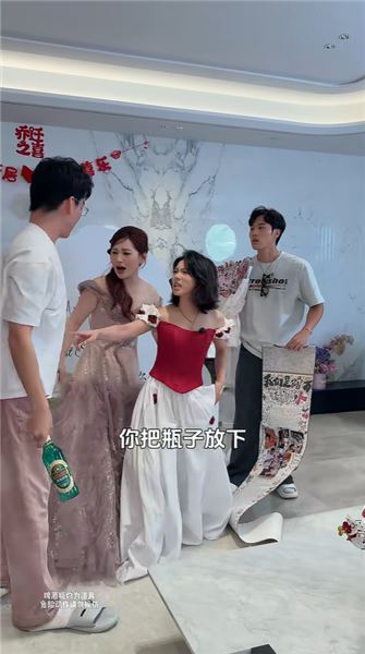 小伍準備了手寫情書和花束來找佳怡表白，沒想到被小海打斷……最終佳怡同意小伍表白