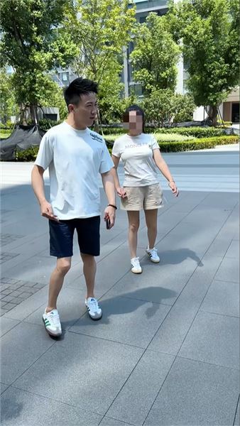我們都帶著不完美行走世間，深知生活藏著無數不易。可困難從不是退縮的理由，保持笑容，堅定向前。不抱怨命運，不畏懼磨難，用樂觀化解委屈，用熱愛對抗困境，心有暖陽，人生自有方向。