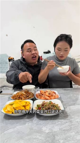 飯桌互懟藏溫柔：打打鬧鬧的逗趣日常，才是夫妻最舒服的相處模樣