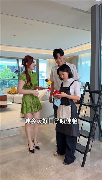 今天給佳怡發工資，本來以為佳怡和小伍去過二人世界，沒想到我回到家看到一桌子海鮮大咖，原來真正的家人是你惦記我的時候，我也在想你