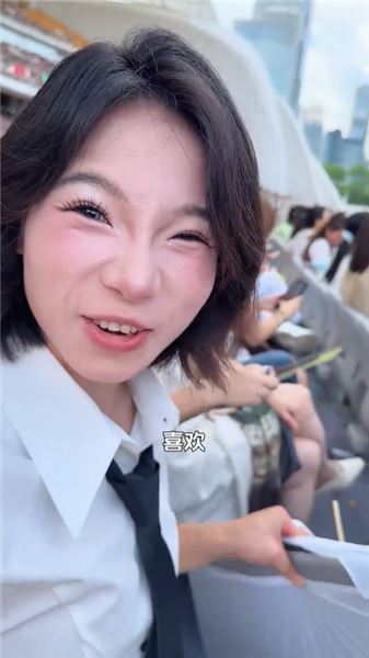 騙佳怡說要參加活動，其實早就買好了票，看她見到偶像時，眼里發光的樣子，一切都值了！