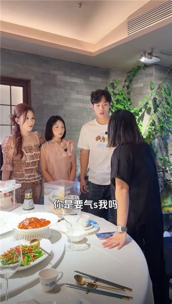 小伍帶佳怡去給媽媽過生日，佳怡親手做了硬幣蛋糕，真心準備的禮物，卻被小伍媽媽嫌棄扔到地上