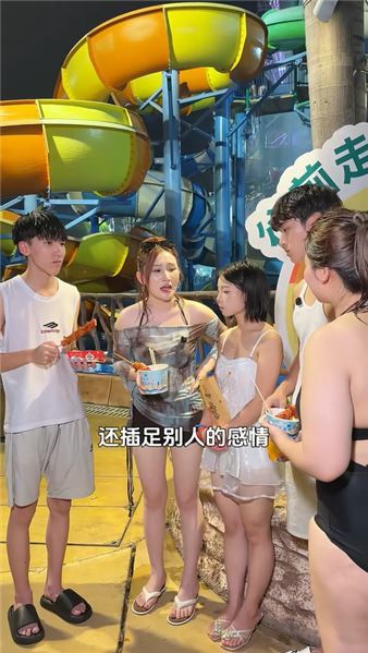 一起去水上樂園，新保姆卻一直黏著小伍，最后竟當面說佳怡配不上小伍，我們家容不下這樣的人