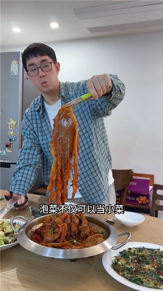 泡菜燉排骨配雙餅，異國小家充滿煙火氣的韓式家庭晚餐