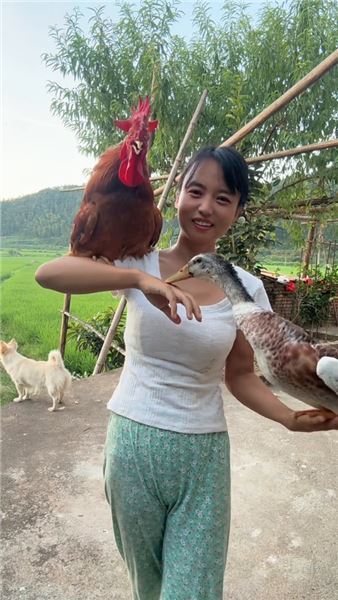 萬物皆有靈，一只能聽懂人話的大公雞和一只能聽懂人話的小鴨子