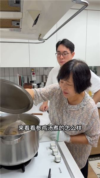 今年三伏天，我們把中韓兩種儀式都端上了桌，參雞湯以熱制熱VS清潤消暑綠豆湯