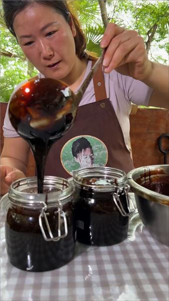 這平凡的益母草，被不少人稱作女人草。每到它生長的季節，我總會采些回來熬成膏，存在家中。女孩子嘛，無論何時，都要記得好好善待自己