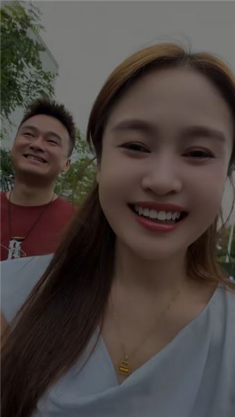 卓伊上一年級啦，懵懂的她邁著堅定的小步伐，爸爸媽媽很是欣慰呢