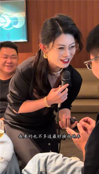 都說戴著金絲眼鏡的男人是斯文敗類，那戴著眼鏡的我又是什么