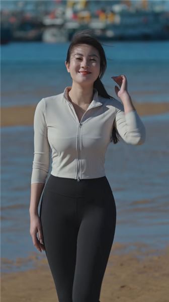 被網友叫做 “海鮮西施”，十年與海相伴，把碼頭鮮味送到千家萬戶