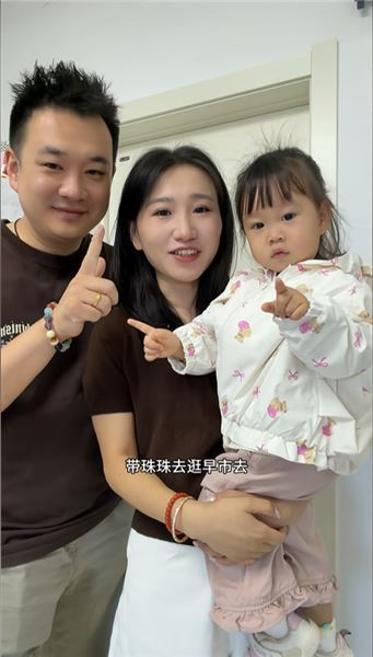 來東北幾天，珠珠已經能自己爬到 4 樓了～今天帶珠珠去逛了早市，早市每天都特別熱鬧