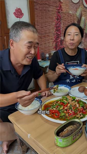 圍裙一帶，非常帶派！有這樣的東北丈母娘，為了美食也舍不得離開東北
