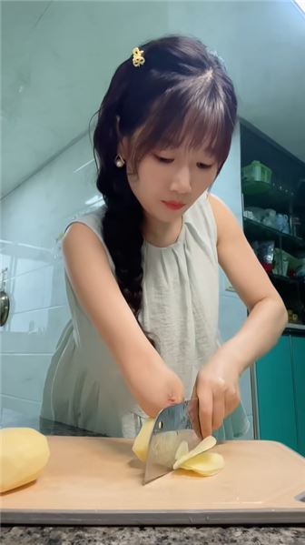 剛出生被橡皮筋致左手截肢，單手媽媽，把煙火日子過得閃閃發光