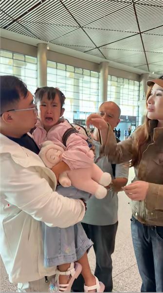 離別總在團圓后：送暖暖返校，中年兒女夾在老小之間的萬般身不由己