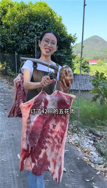 花 500 買 42 斤五花肉！全家忙活一天做芋頭扣肉擺攤，出攤晚到慌了，結果沒想到…