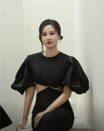 和小 16 歲弟弟分手后，前夫拎著蘋果 18 上門，所有人勸我復婚
