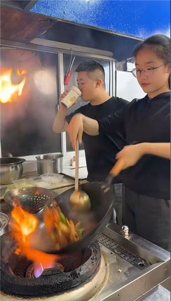 寫完作業的夜晚，我學著爸爸的樣子拿起鍋鏟