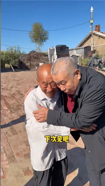 姥爺癌癥復發依舊豁達，探望 102 歲親哥哥，愿他也能夠長命百歲