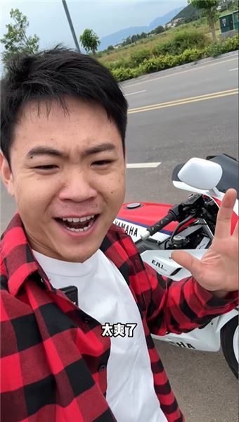 雅馬哈 FZR250 復活記：廢品堆里撿回的八零年代四缸傳奇