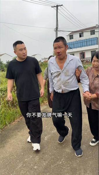 額頭磕出大包！生病后的老爸，抗拒所有親人的觸碰
