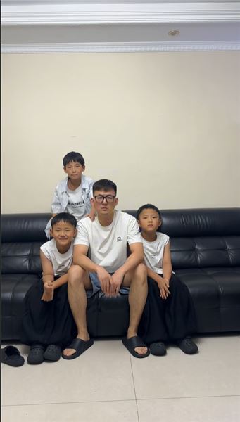 網友調侃半大小子吃窮老子！三兄弟干飯現場，看完驚呆了