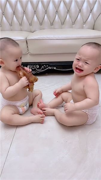 親姐妹哪有不吵的，吵歸吵，血脈里的疼愛騙不了人
