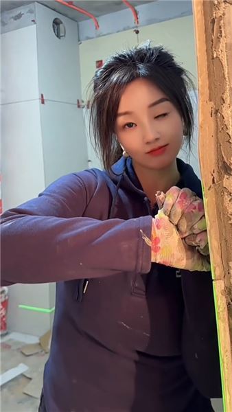 女人也可以干裝修！滿身塵土，靠手藝活出自已的底氣