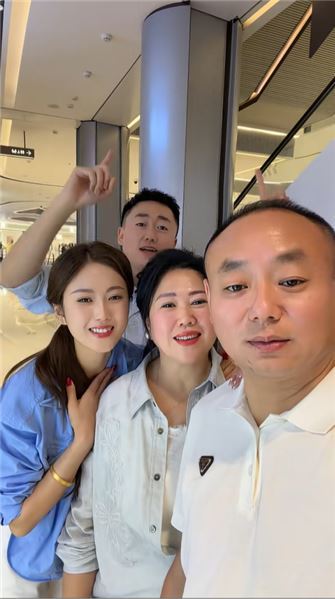 妍伊強哥疼她、親媽繼父愛她，還有娃娃親男友，希望一切都是真的