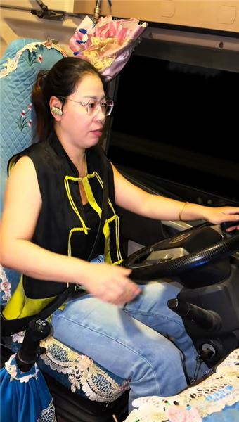 中年女卡車司機心里話，為什么選擇和丈夫一起跑車